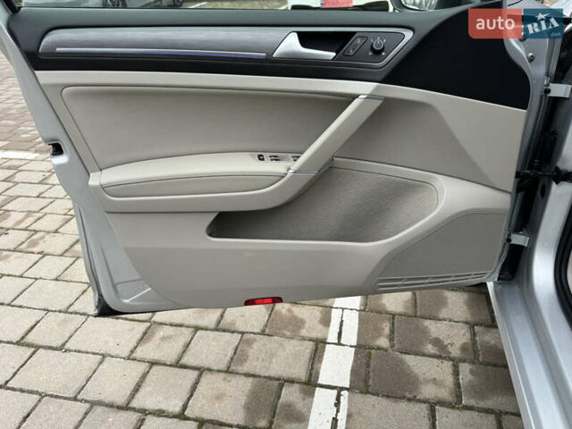 Серый Фольксваген e-Golf, объемом двигателя 0 л и пробегом 91 тыс. км за 15099 $, фото 40 на Automoto.ua