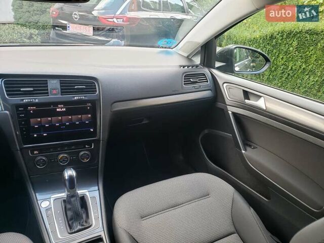 Серый Фольксваген e-Golf, объемом двигателя 0 л и пробегом 65 тыс. км за 13950 $, фото 61 на Automoto.ua