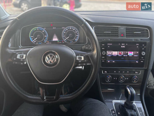 Серый Фольксваген e-Golf, объемом двигателя 0 л и пробегом 93 тыс. км за 15000 $, фото 24 на Automoto.ua