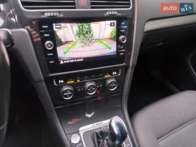 Серый Фольксваген e-Golf, объемом двигателя 0 л и пробегом 96 тыс. км за 11900 $, фото 12 на Automoto.ua