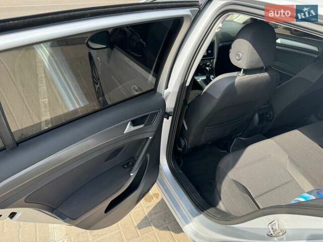 Серый Фольксваген e-Golf, объемом двигателя 0 л и пробегом 69 тыс. км за 13500 $, фото 14 на Automoto.ua