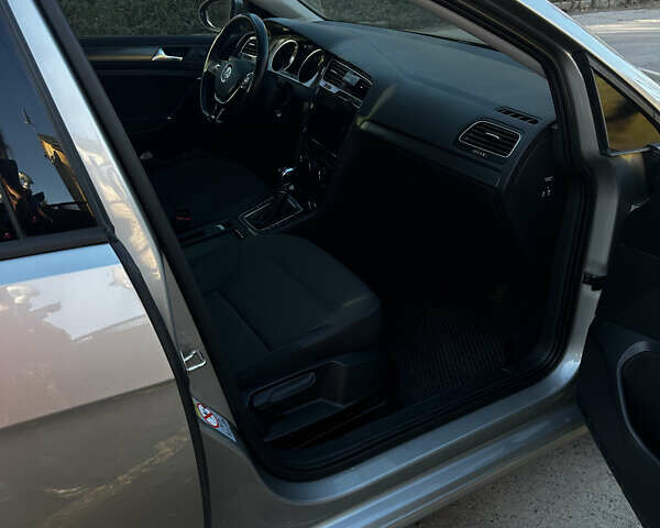 Серый Фольксваген e-Golf, объемом двигателя 0 л и пробегом 63 тыс. км за 14900 $, фото 8 на Automoto.ua