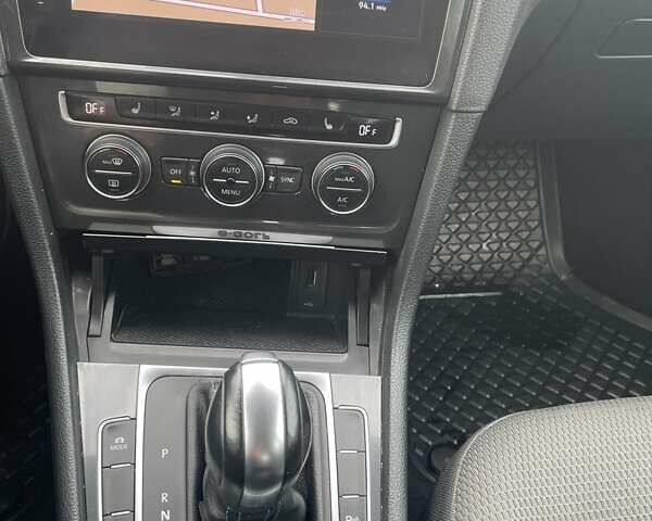 Серый Фольксваген e-Golf, объемом двигателя 0 л и пробегом 84 тыс. км за 15600 $, фото 43 на Automoto.ua