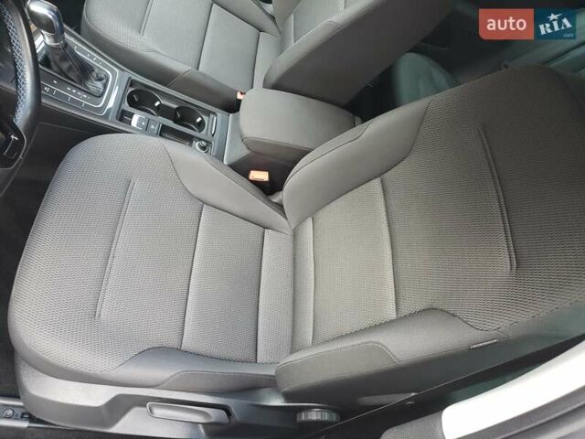 Серый Фольксваген e-Golf, объемом двигателя 0 л и пробегом 65 тыс. км за 13950 $, фото 43 на Automoto.ua