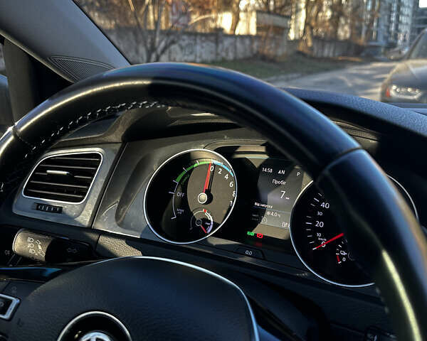 Серый Фольксваген e-Golf, объемом двигателя 0 л и пробегом 63 тыс. км за 14900 $, фото 13 на Automoto.ua