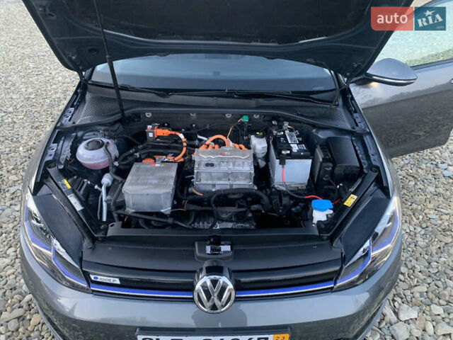 Серый Фольксваген e-Golf, объемом двигателя 0 л и пробегом 127 тыс. км за 11950 $, фото 28 на Automoto.ua