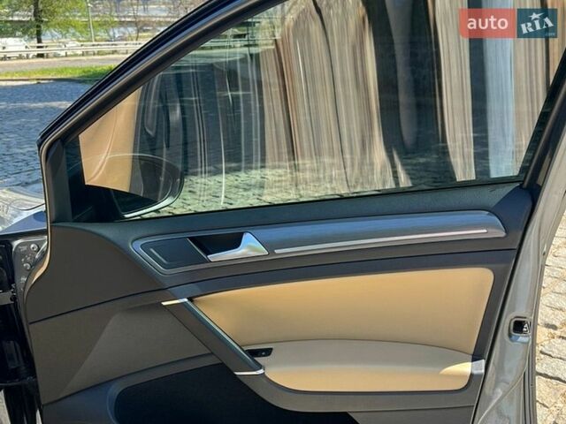 Серый Фольксваген e-Golf, объемом двигателя 0 л и пробегом 140 тыс. км за 18500 $, фото 8 на Automoto.ua