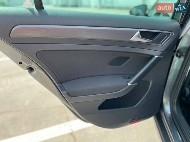 Серый Фольксваген e-Golf, объемом двигателя 0 л и пробегом 123 тыс. км за 12900 $, фото 18 на Automoto.ua