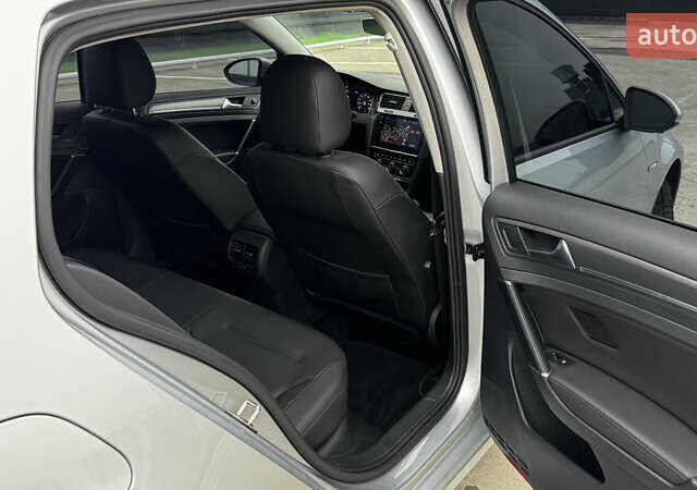 Серый Фольксваген e-Golf, объемом двигателя 0 л и пробегом 42 тыс. км за 14700 $, фото 11 на Automoto.ua