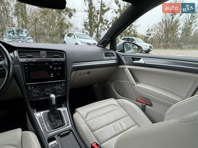 Серый Фольксваген e-Golf, объемом двигателя 0 л и пробегом 91 тыс. км за 15099 $, фото 51 на Automoto.ua