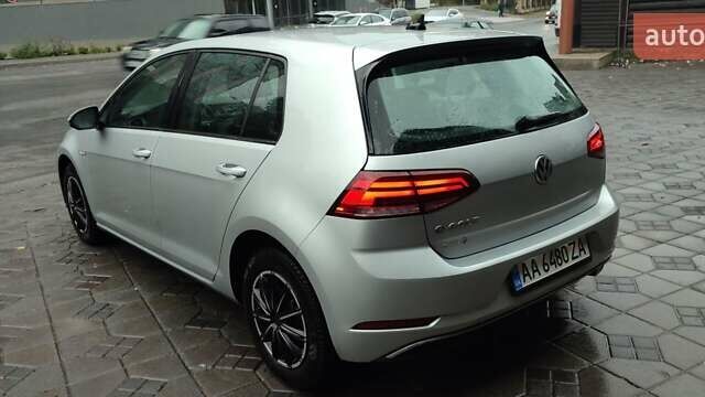 Серый Фольксваген e-Golf, объемом двигателя 0 л и пробегом 145 тыс. км за 12700 $, фото 17 на Automoto.ua