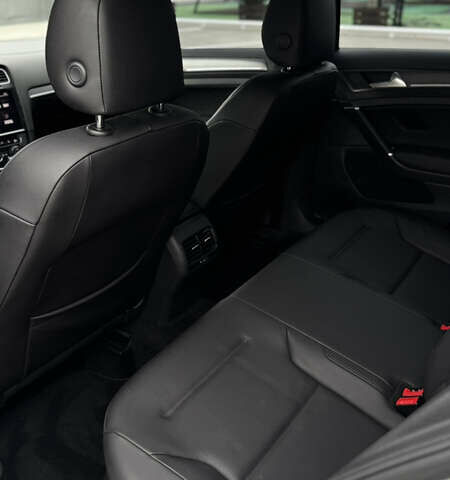 Серый Фольксваген e-Golf, объемом двигателя 0 л и пробегом 42 тыс. км за 14700 $, фото 10 на Automoto.ua