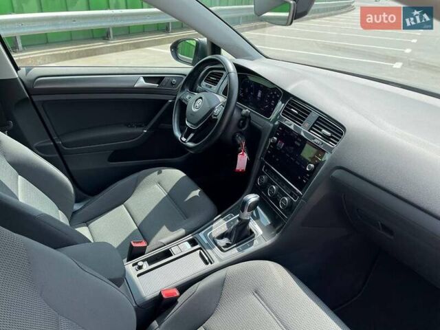 Серый Фольксваген e-Golf, объемом двигателя 0 л и пробегом 123 тыс. км за 12900 $, фото 33 на Automoto.ua