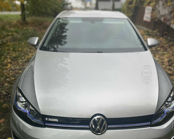 Серый Фольксваген e-Golf, объемом двигателя 0 л и пробегом 31 тыс. км за 25000 $, фото 2 на Automoto.ua