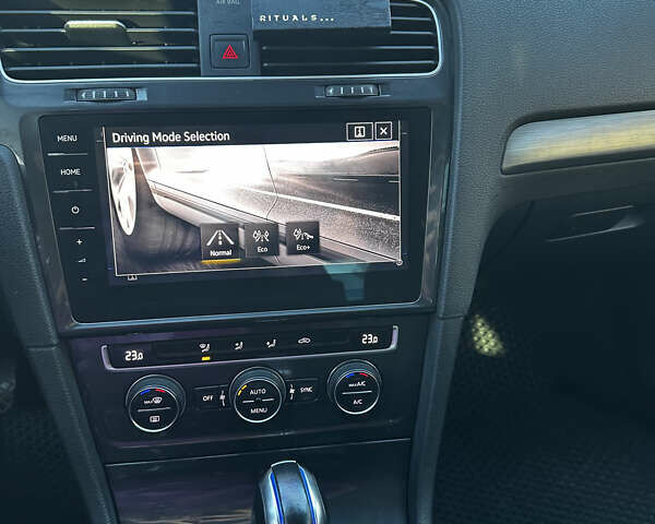 Серый Фольксваген e-Golf, объемом двигателя 0 л и пробегом 63 тыс. км за 14900 $, фото 11 на Automoto.ua