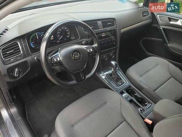 Серый Фольксваген e-Golf, объемом двигателя 0 л и пробегом 65 тыс. км за 13950 $, фото 44 на Automoto.ua
