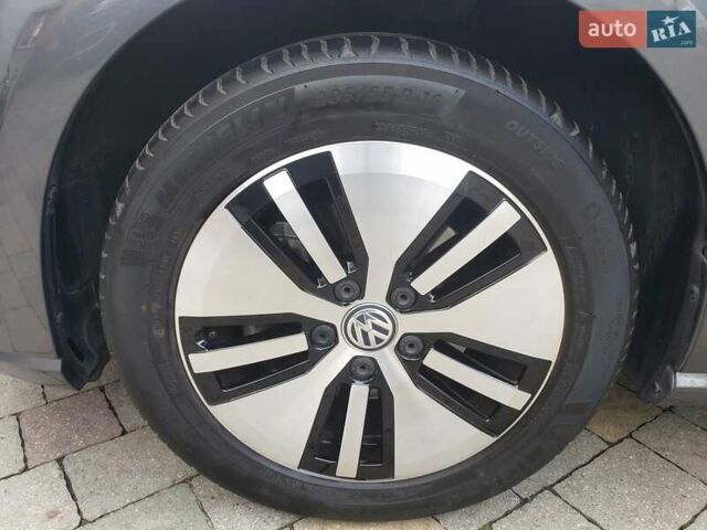 Серый Фольксваген e-Golf, объемом двигателя 0 л и пробегом 65 тыс. км за 13950 $, фото 74 на Automoto.ua