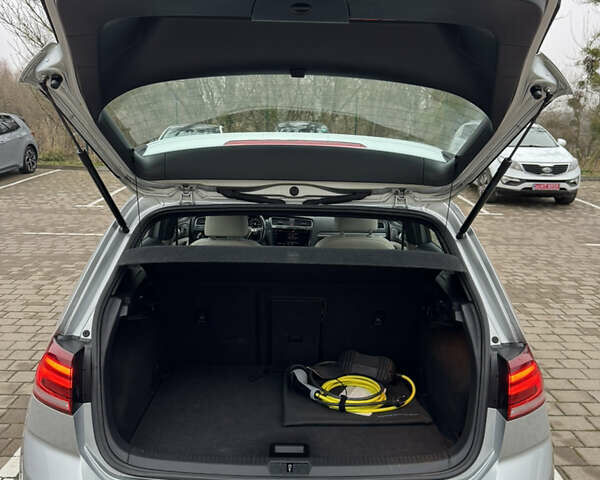 Серый Фольксваген e-Golf, объемом двигателя 0 л и пробегом 91 тыс. км за 15099 $, фото 106 на Automoto.ua