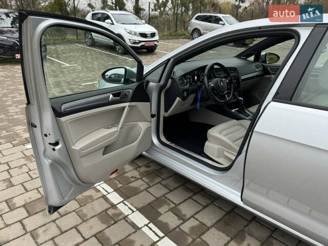 Серый Фольксваген e-Golf, объемом двигателя 0 л и пробегом 91 тыс. км за 15099 $, фото 39 на Automoto.ua