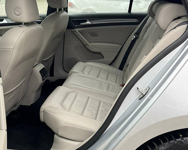 Серый Фольксваген e-Golf, объемом двигателя 0 л и пробегом 91 тыс. км за 15099 $, фото 87 на Automoto.ua