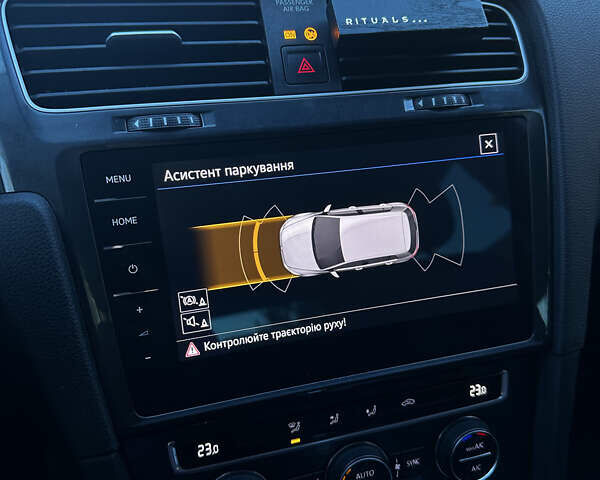 Серый Фольксваген e-Golf, объемом двигателя 0 л и пробегом 63 тыс. км за 14900 $, фото 21 на Automoto.ua