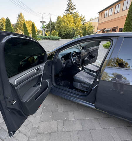 Серый Фольксваген e-Golf, объемом двигателя 0 л и пробегом 96 тыс. км за 15300 $, фото 20 на Automoto.ua