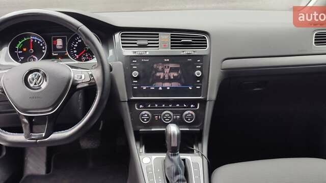 Серый Фольксваген e-Golf, объемом двигателя 0 л и пробегом 145 тыс. км за 12700 $, фото 12 на Automoto.ua