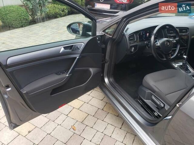 Серый Фольксваген e-Golf, объемом двигателя 0 л и пробегом 65 тыс. км за 13950 $, фото 40 на Automoto.ua