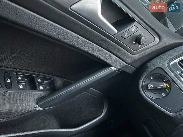 Серый Фольксваген e-Golf, объемом двигателя 0 л и пробегом 62 тыс. км за 15300 $, фото 6 на Automoto.ua