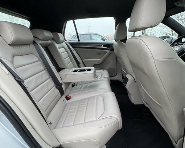 Серый Фольксваген e-Golf, объемом двигателя 0 л и пробегом 91 тыс. км за 15099 $, фото 92 на Automoto.ua