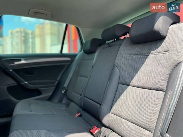 Серый Фольксваген e-Golf, объемом двигателя 0 л и пробегом 123 тыс. км за 12900 $, фото 21 на Automoto.ua