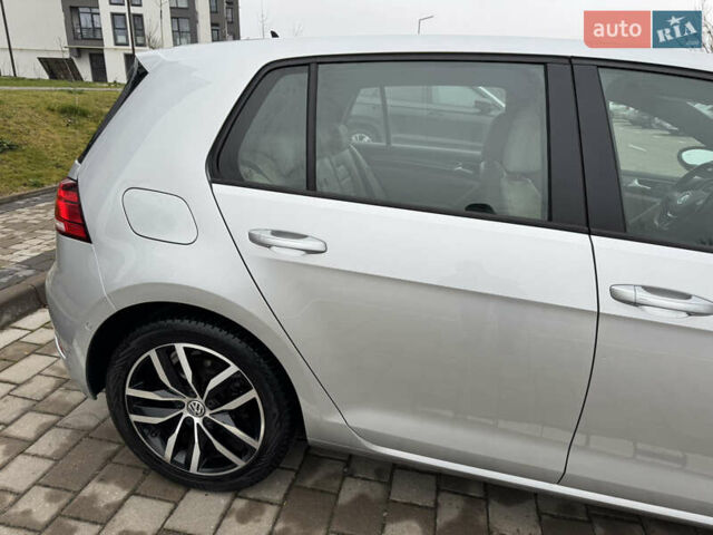 Серый Фольксваген e-Golf, объемом двигателя 0 л и пробегом 91 тыс. км за 15099 $, фото 21 на Automoto.ua