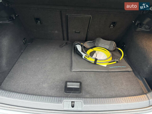 Серый Фольксваген e-Golf, объемом двигателя 0 л и пробегом 91 тыс. км за 15099 $, фото 111 на Automoto.ua