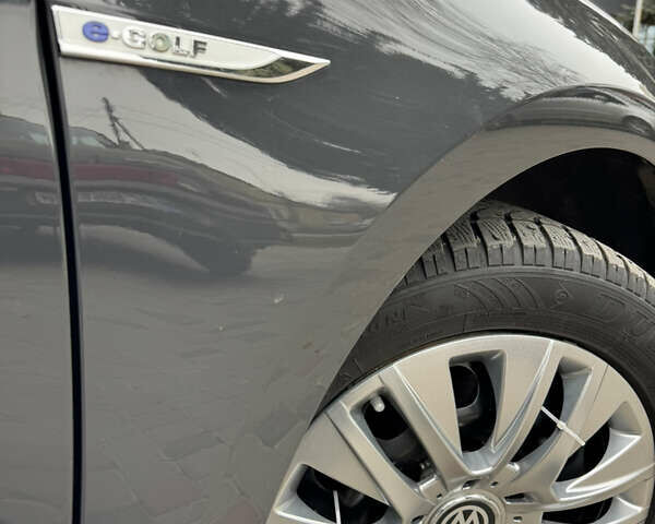 Серый Фольксваген e-Golf, объемом двигателя 0 л и пробегом 95 тыс. км за 13000 $, фото 19 на Automoto.ua