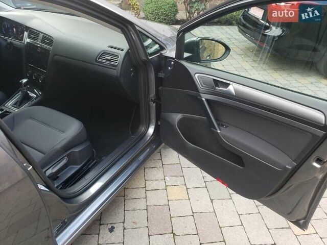 Серый Фольксваген e-Golf, объемом двигателя 0 л и пробегом 65 тыс. км за 13950 $, фото 45 на Automoto.ua