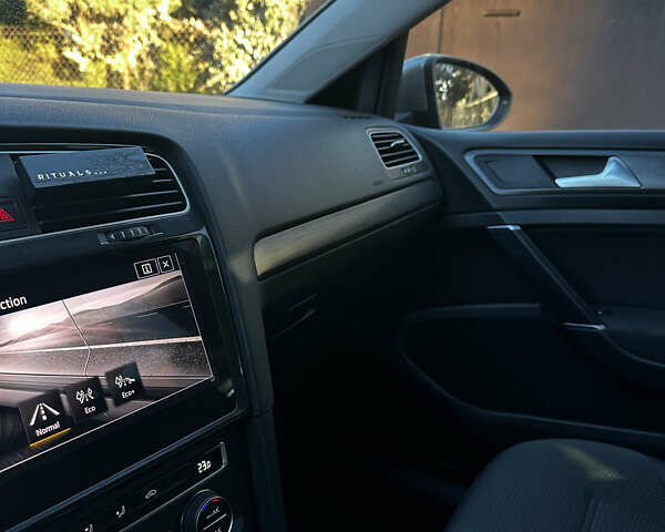 Серый Фольксваген e-Golf, объемом двигателя 0 л и пробегом 63 тыс. км за 14900 $, фото 15 на Automoto.ua