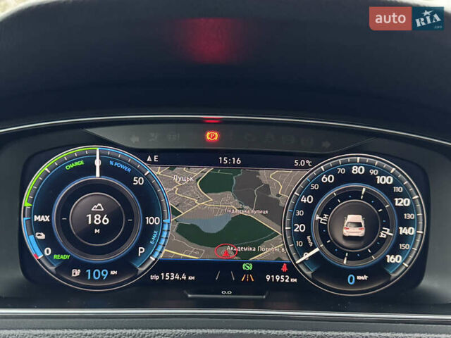 Серый Фольксваген e-Golf, объемом двигателя 0 л и пробегом 91 тыс. км за 15099 $, фото 62 на Automoto.ua