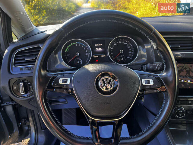Серый Фольксваген e-Golf, объемом двигателя 0 л и пробегом 127 тыс. км за 11950 $, фото 41 на Automoto.ua