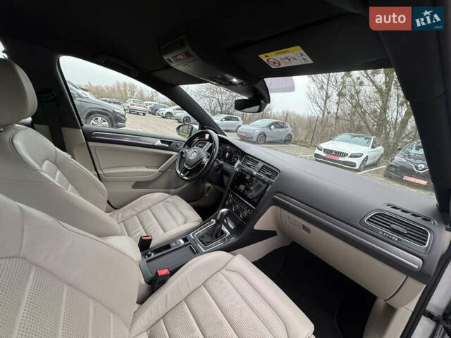 Серый Фольксваген e-Golf, объемом двигателя 0 л и пробегом 91 тыс. км за 15099 $, фото 102 на Automoto.ua