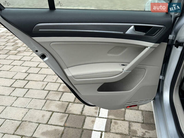 Серый Фольксваген e-Golf, объемом двигателя 0 л и пробегом 91 тыс. км за 15099 $, фото 86 на Automoto.ua