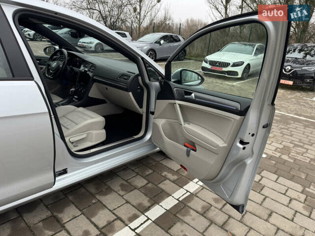 Серый Фольксваген e-Golf, объемом двигателя 0 л и пробегом 91 тыс. км за 15099 $, фото 95 на Automoto.ua