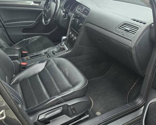 Серый Фольксваген e-Golf, объемом двигателя 0 л и пробегом 102 тыс. км за 14700 $, фото 3 на Automoto.ua