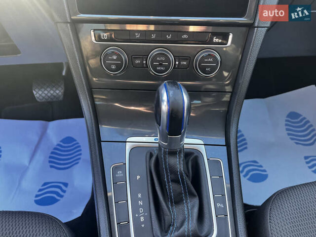 Серый Фольксваген e-Golf, объемом двигателя 0 л и пробегом 127 тыс. км за 11950 $, фото 51 на Automoto.ua