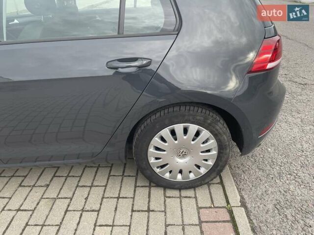 Серый Фольксваген e-Golf, объемом двигателя 0 л и пробегом 84 тыс. км за 15600 $, фото 12 на Automoto.ua