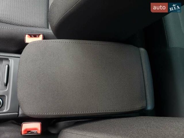 Серый Фольксваген e-Golf, объемом двигателя 0 л и пробегом 65 тыс. км за 13950 $, фото 67 на Automoto.ua