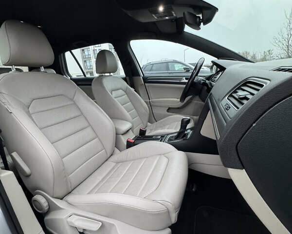 Серый Фольксваген e-Golf, объемом двигателя 0 л и пробегом 91 тыс. км за 15099 $, фото 101 на Automoto.ua