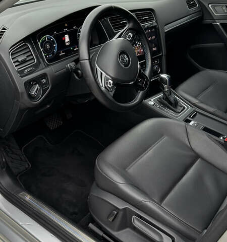 Серый Фольксваген e-Golf, объемом двигателя 0 л и пробегом 42 тыс. км за 14700 $, фото 7 на Automoto.ua