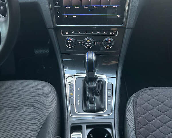 Серый Фольксваген e-Golf, объемом двигателя 0 л и пробегом 62 тыс. км за 15300 $, фото 3 на Automoto.ua