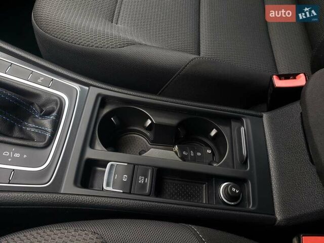 Серый Фольксваген e-Golf, объемом двигателя 0 л и пробегом 65 тыс. км за 13950 $, фото 66 на Automoto.ua