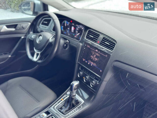 Серый Фольксваген e-Golf, объемом двигателя 0 л и пробегом 59 тыс. км за 13300 $, фото 2 на Automoto.ua